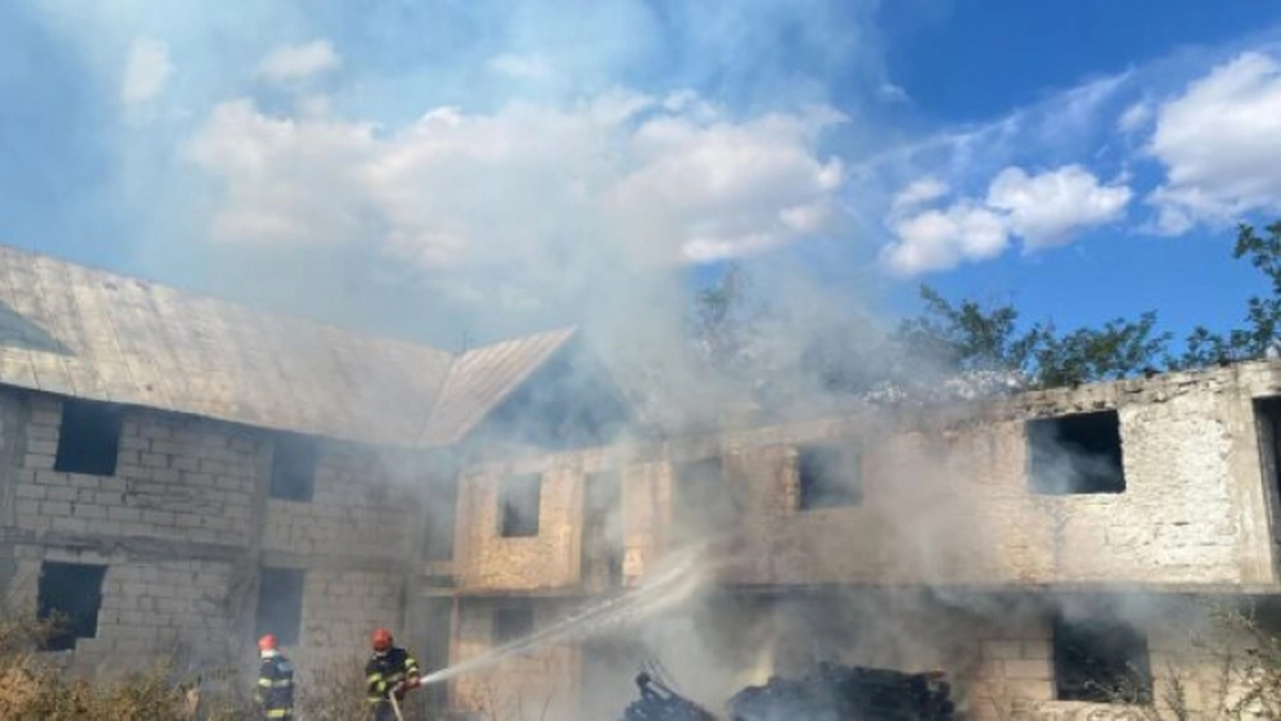 Incendiu la Mănăstirea Delta Neajlovului! Flăcările au mistuit acoperişul clădirii chiliilor aflate în construcţie
