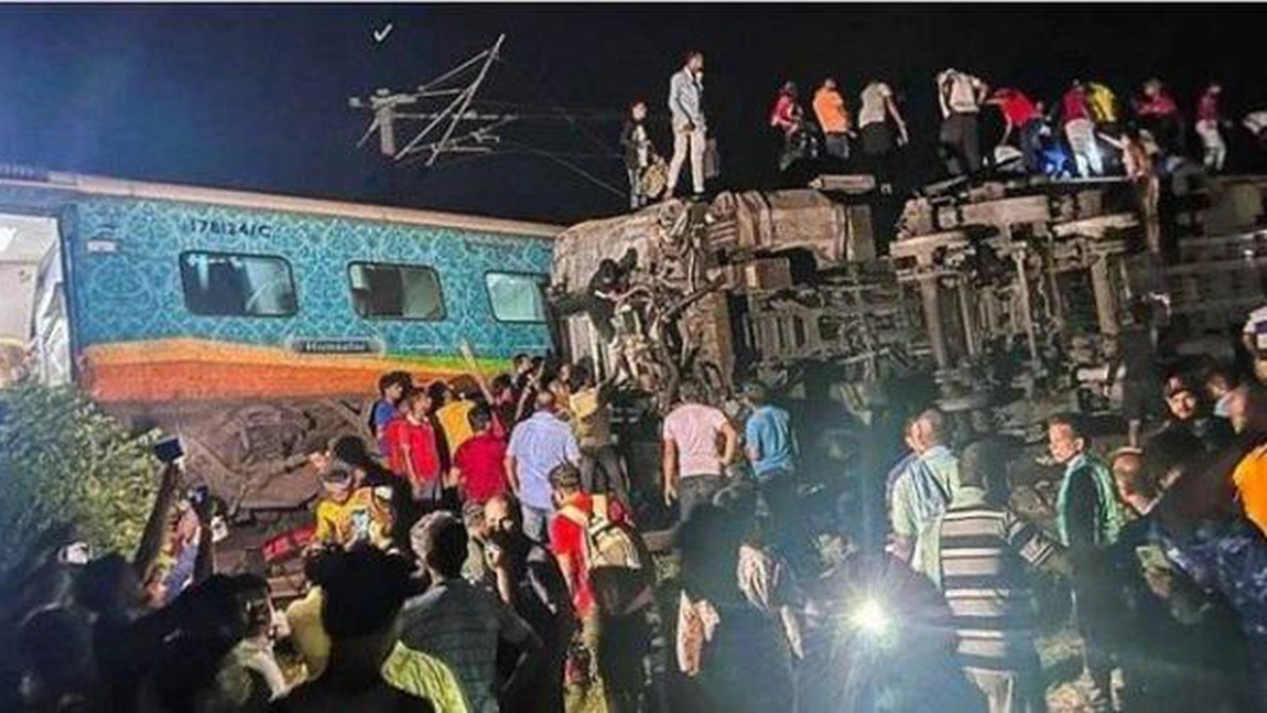 Nouă oameni au murit într-un incendiu într-un vagon de tren din India - VIDEO