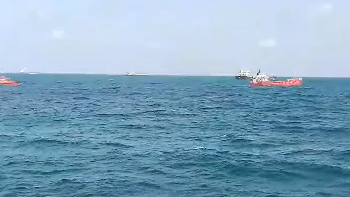 Navă cu opt oameni la bord, în pericol de scufundare la Constanța - VIDEO
