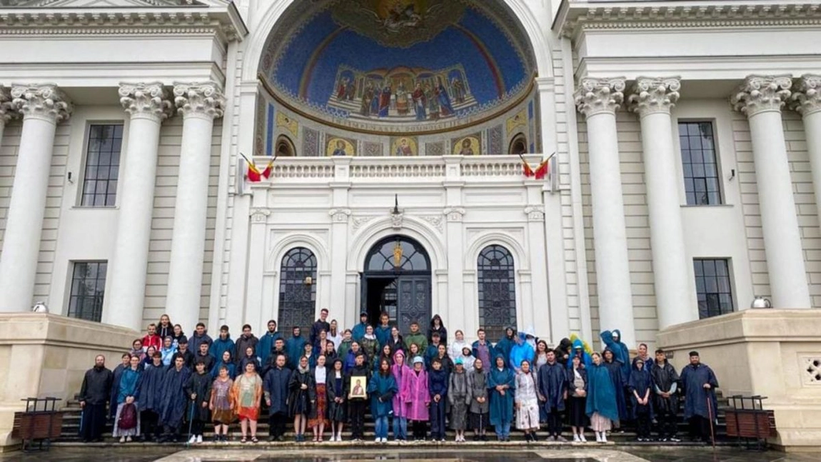 Departamentul Misiune pentru tineret al Arhiepiscopiei Iaşilor anunță că a început pelerinajul pedestru „Pe urmele sfinţilor nemţeni”
