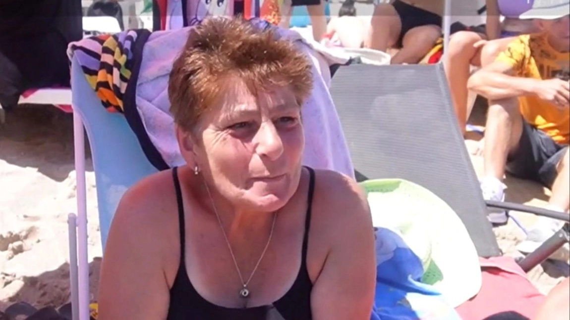 La ce soluție a recurs o pensionară pentru a nu închiria șezlong pe plajă. Ce prețuri se practică pe litoral