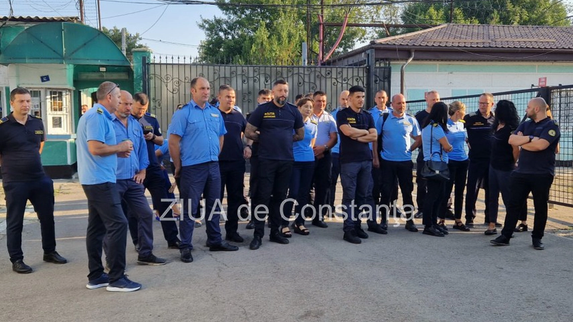 Protest la Penitenciarul Poarta Albă din Constanța. Deținuții sunt supravegheați de secretare, după ce 300 de polițiști protestează - FOTO