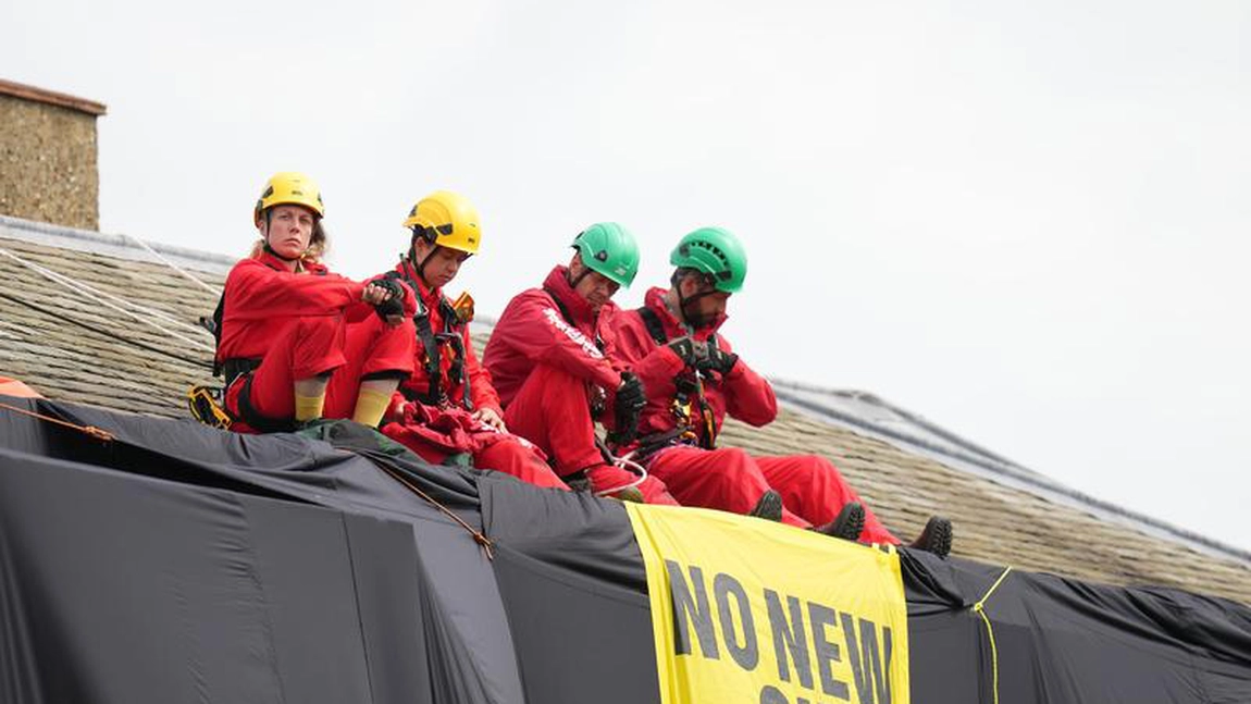 Protest organizat de Greenpeace acasă la premierul britanic Rishi Sunak. Activiștii i-au acoperit casa cu pânze „negru petrol''