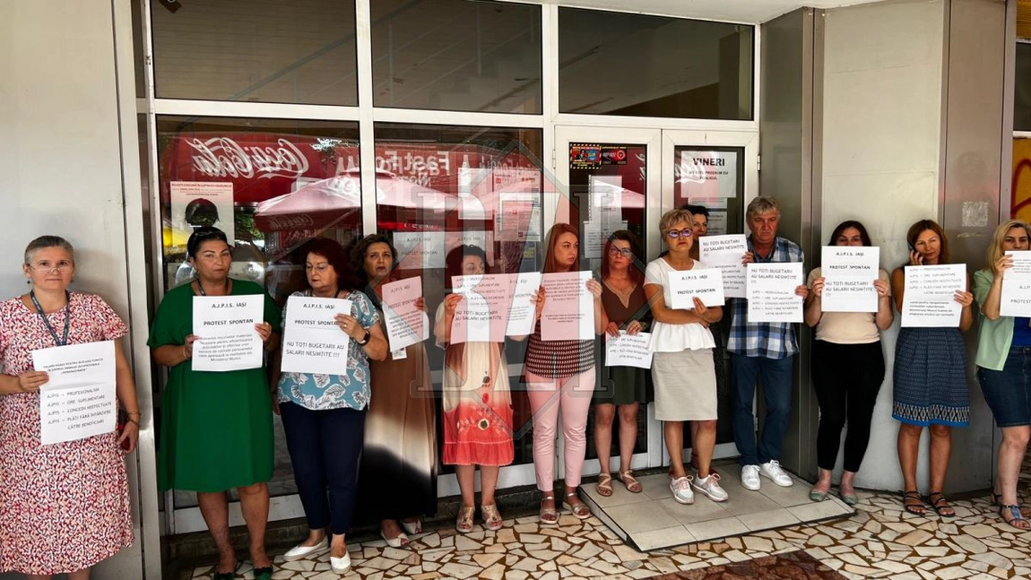Protest spontan la Agenţia Judeţeană pentru Plăti şi Inspecţie Socială Iaşi. Lista revendicărilor angajaţilor din sistemul social - FOTO, VIDEO, UPDATE