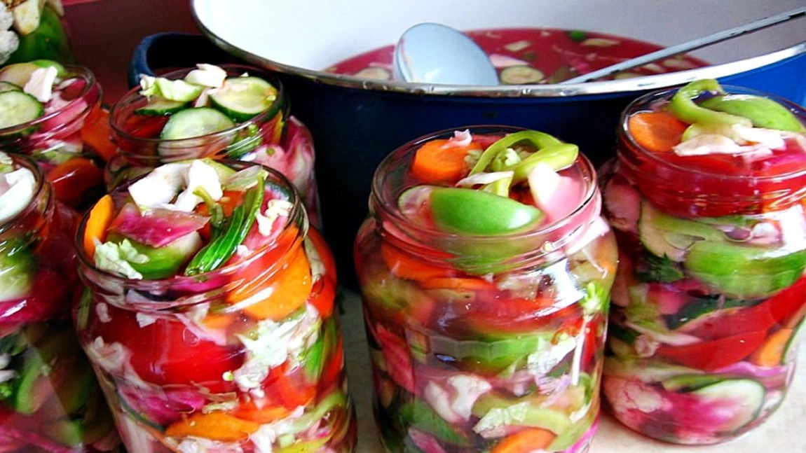 Salata de murături bulgărească. Ce feluri de mâncare se potrivesc cu aceasta