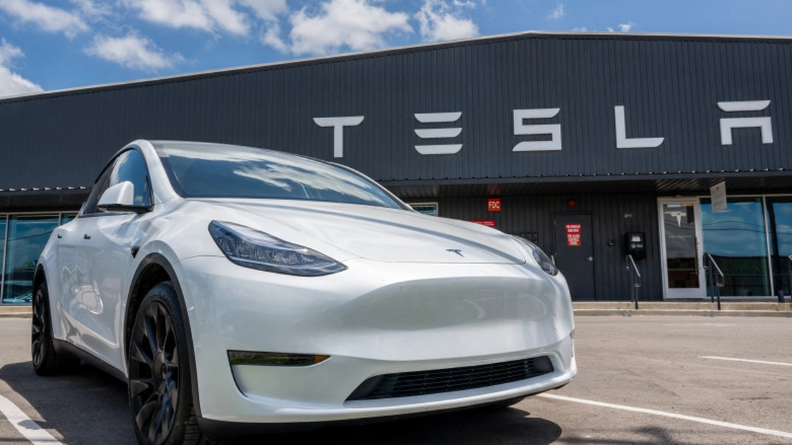 Tesla, dată în judecată după ce și-ar fi mințit clienții despre autonomia autoturismelor sale