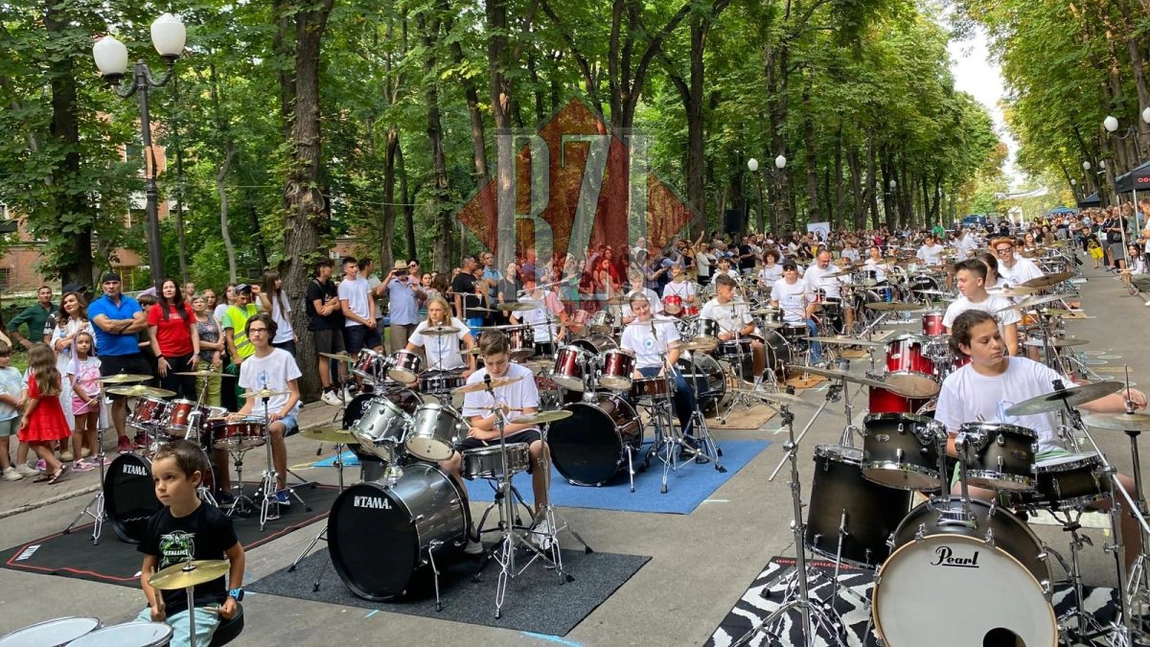 O sută de toboșari s-au adunat în Parcul Expoziției și fac o atmosferă uimitoare - FOTO/VIDEO