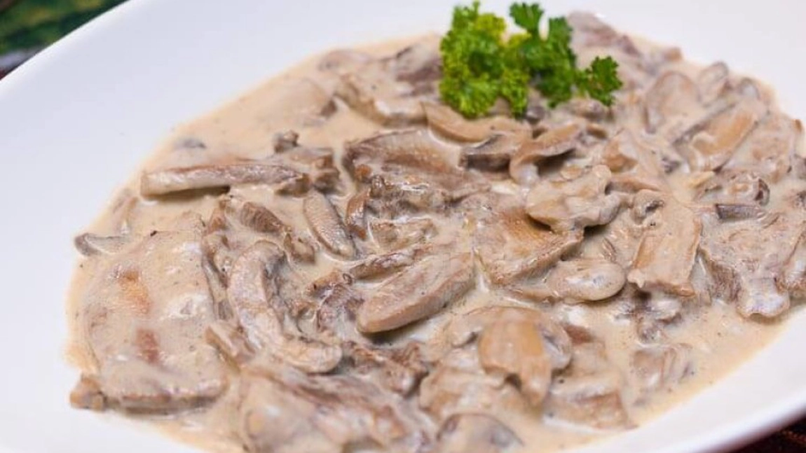 Tocăniță de hribi cu smântână. Rețeta simplă pentru un preparat culinar desăvârșit