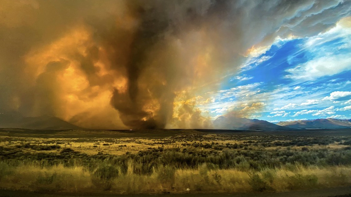 Incendiul uriaș din California și Nevada provoacă tornade de foc