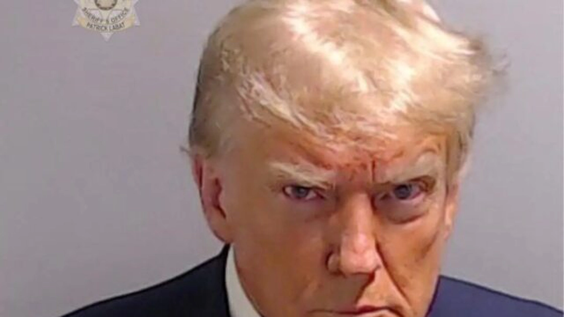 Donald Trump a strâns peste 7 milioane de dolari pentru campania sa electorală de când a apărut celebra fotografie din arest