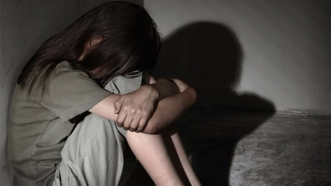 Un bărbat din Hârlău a fost reținut de polițiști după ce și-ar fi violat în repetate rânduri fiicele minore