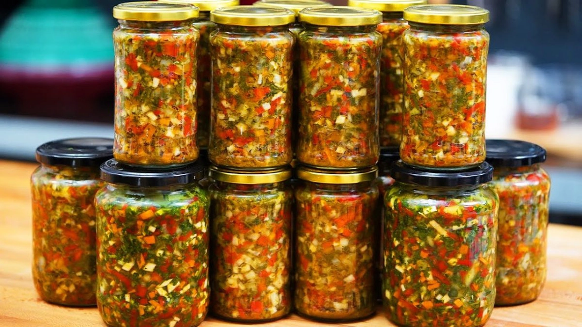Zarzavat pentru iarnă cu sare la borcan. La ce feluri de mâncare poți folosi combinația de legume