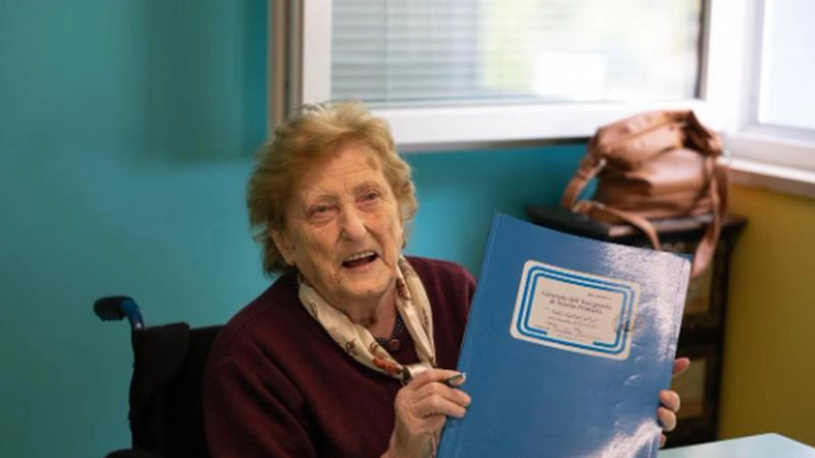 A absolvit liceul la 90 de ani și a fost profesoară pentru o zi! „Școala este cel mai important lucru în viață!“