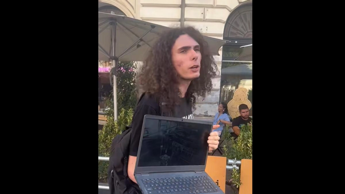Un activist vegan face furori prin Centrul Vechi: „În spatele fiecărei fripturi se află un animal care a vrut să trăiască“ - VIDEO