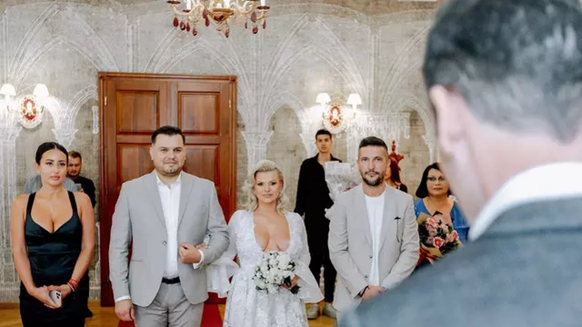 Cristina Vasiu și iubitul ei, Marius Cătălin Stoica, s-au căsătorit civil. Ce rochie a purtat cântăreața