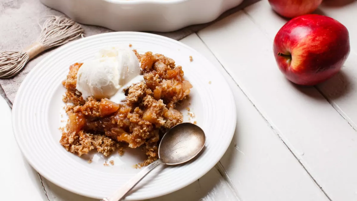 Crumble cu mere. Un desert rafinat și plin de savoare