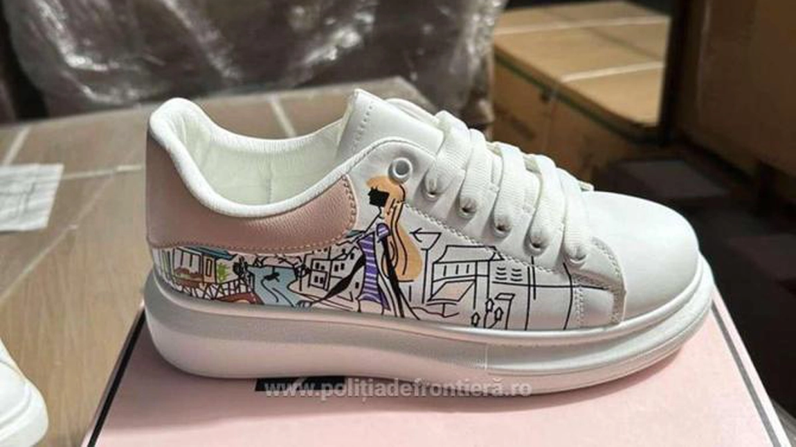 Peste 2.600 de perechi de adidași contrafăcuți, descoperiți de polițiștii de frontieră