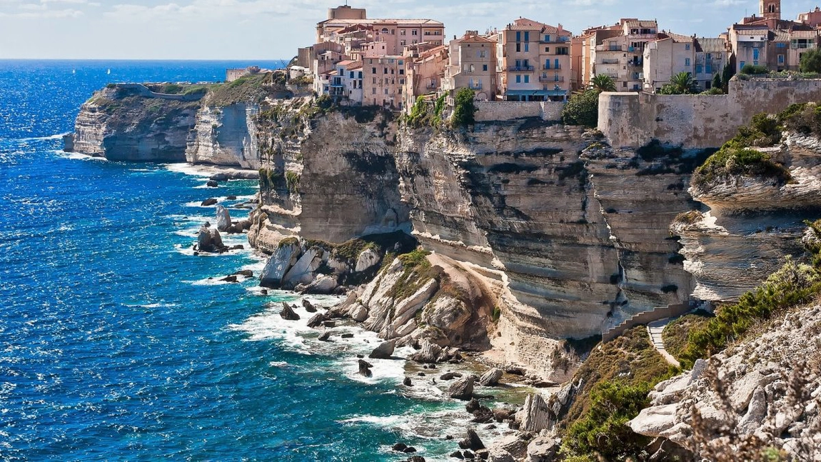 Insula Corsica ar putea deveni autonomă. Ce a transmis Emmanuel Macron