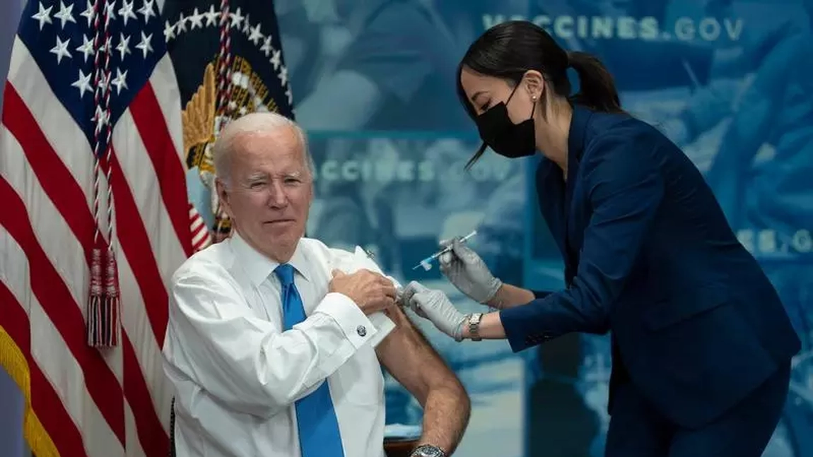 Joe Biden a primit un vaccin anti-Covid-19 actualizat şi s-a vaccinat și împotriva gripei sezoniere