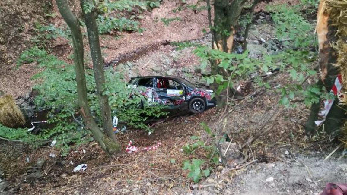 Accident rutier grav la Raliul Clujului. O mașină a căzut într-o râpă adâncă de cinci metri