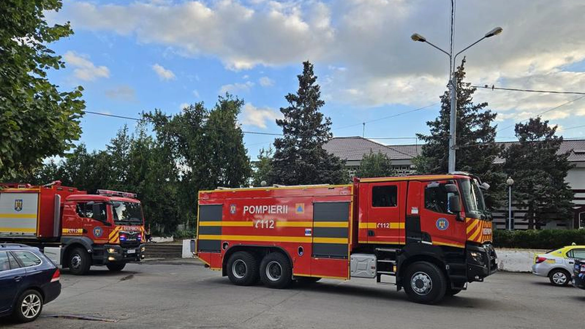 Incendiu puternic în Craiova: Mansarda unui bloc a fost cuprinsă de flăcări. Pompierii intervin cu șase autospeciale - LIVE VIDEO, UPDATE