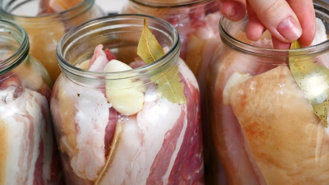 Piept de porc fiert cu boia și usturoi, fraged și aromat