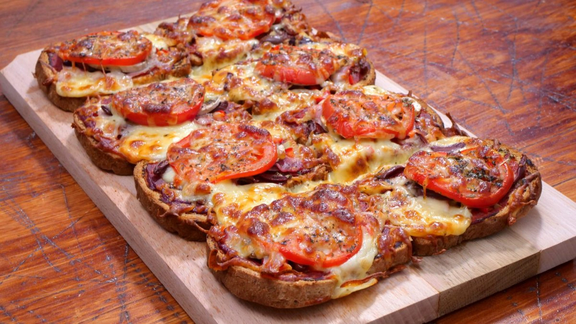 Pizza cu pâine. O opțiune excelentă când doriți să preparați o cină rapidă