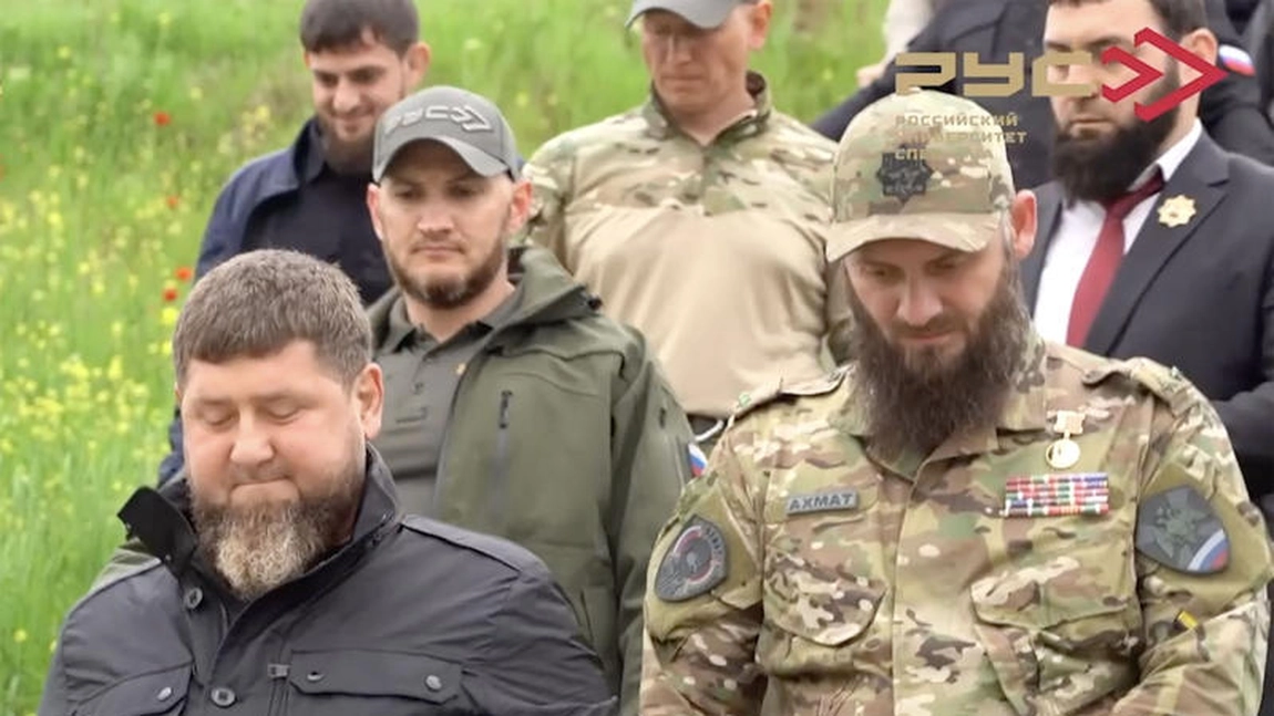 Kadîrov demontează, mergând prin ploaie, zvonurile despre moartea sa: „Îi sfătuiesc cu tărie pe toți să-și pună ideile în ordine” - VIDEO