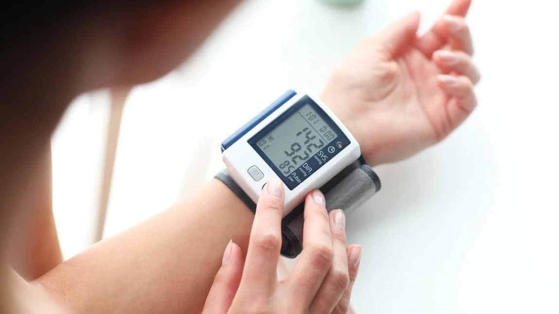 Tensiunea mică poate fi trată cu apă cu zahăr? Eficiența remediului conform opiniilor oferite de specialiști