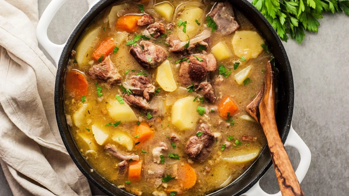 Tocană de oaie la ceaun. Obține o carne suculentă și fragedă urmând o regulă simplă