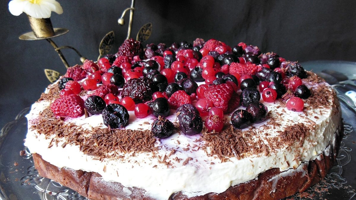 Tort cu mascarpone și fructe de pădure congelate. Un răsfăț adevărat pentru zilele speciale