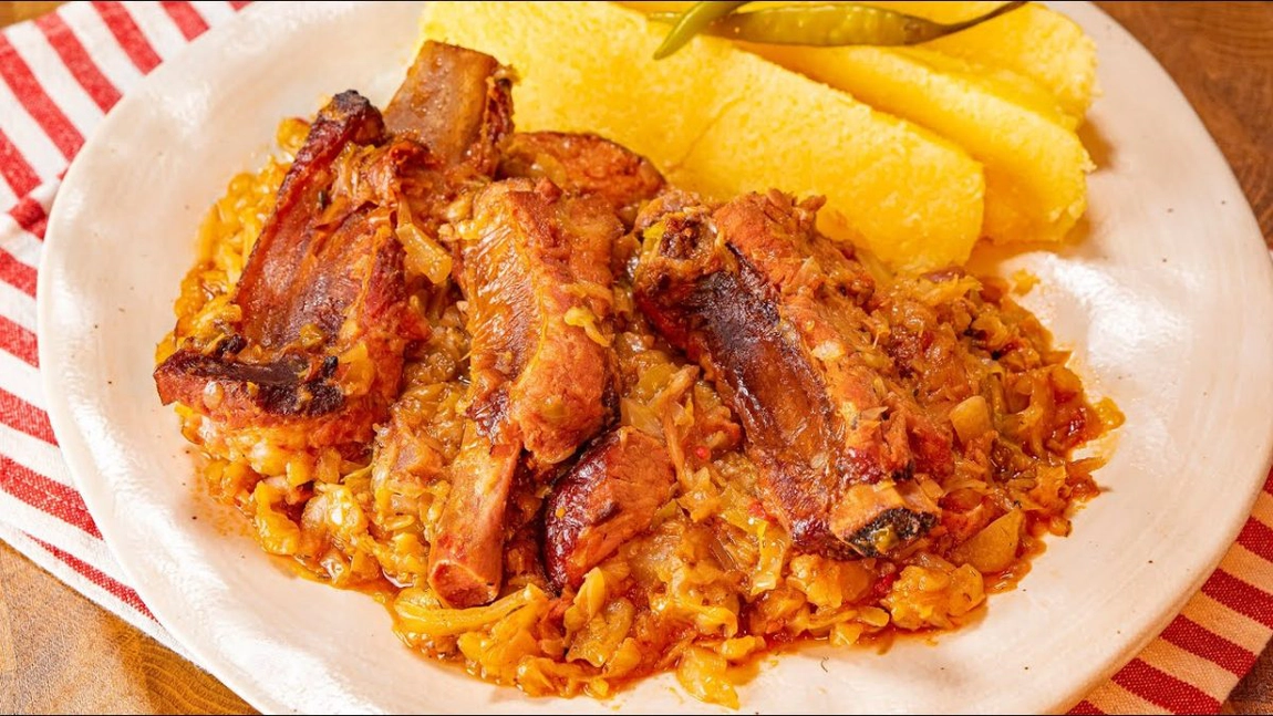 Varză dulce cu carne de porc. O combinație de arome care îți lasă gura apă