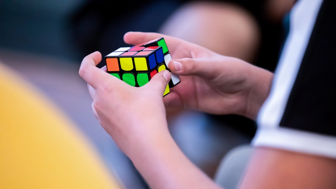 Pasionat de rezolvarea cubului Rubik? Vino la Iulius Mall, la o competiţie de speedcubing!