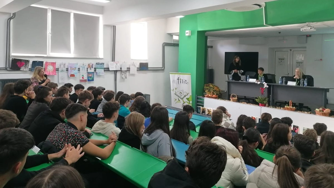 Mai multe eleve de la Liceul Teoretic de Informatică 