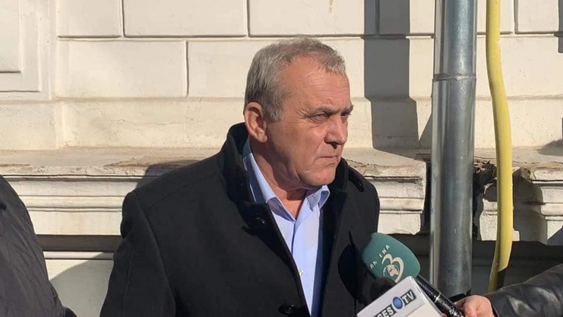 Primarul PSD din Mioveni, arestat pentru luare de mită, a fost supendat din funcție de către prefect