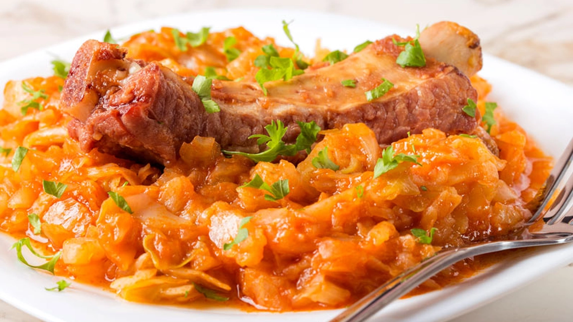 Varză acră cu carne de porc. Numai bună de pus pe masă în zilele reci