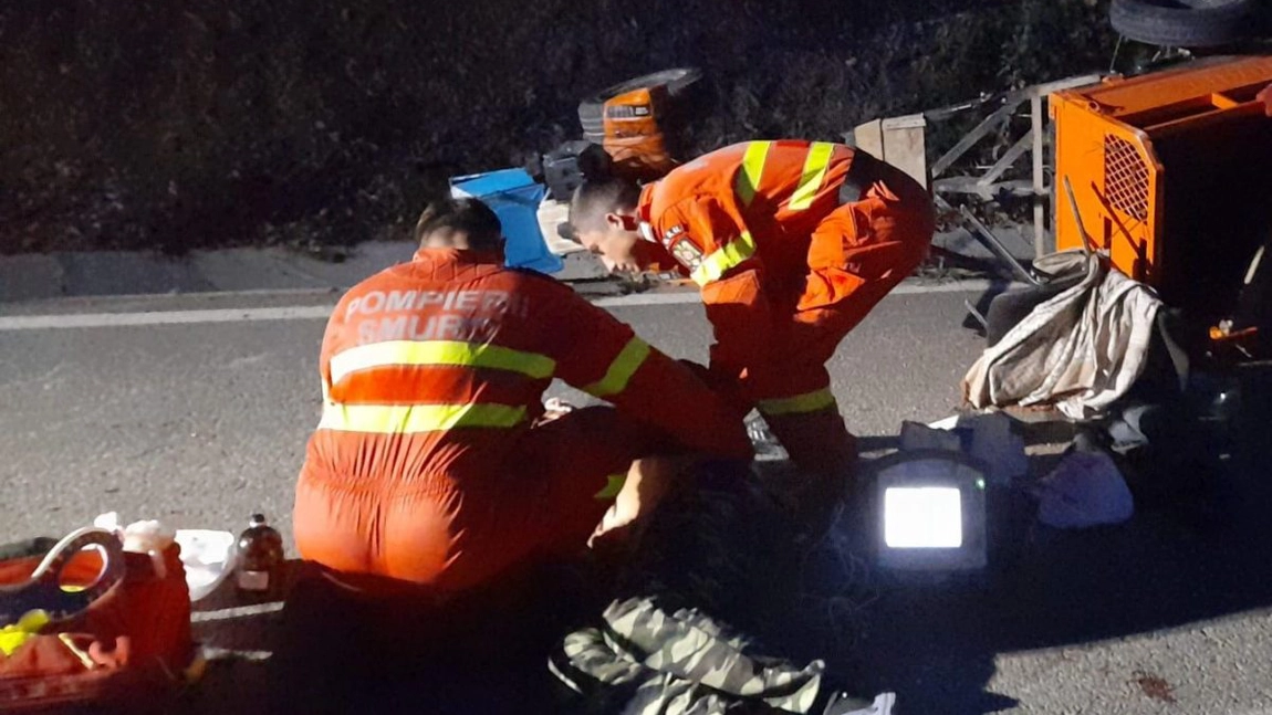 Accident rutier în Popeşti. Un motocultor cu remorcă s-a răsturnat