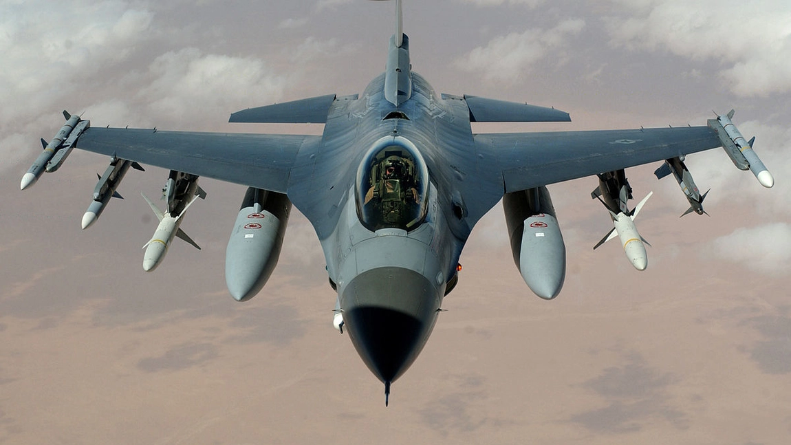 Primele avioane de luptă F-16 oferite Ucrainei de Olanda ajung în România