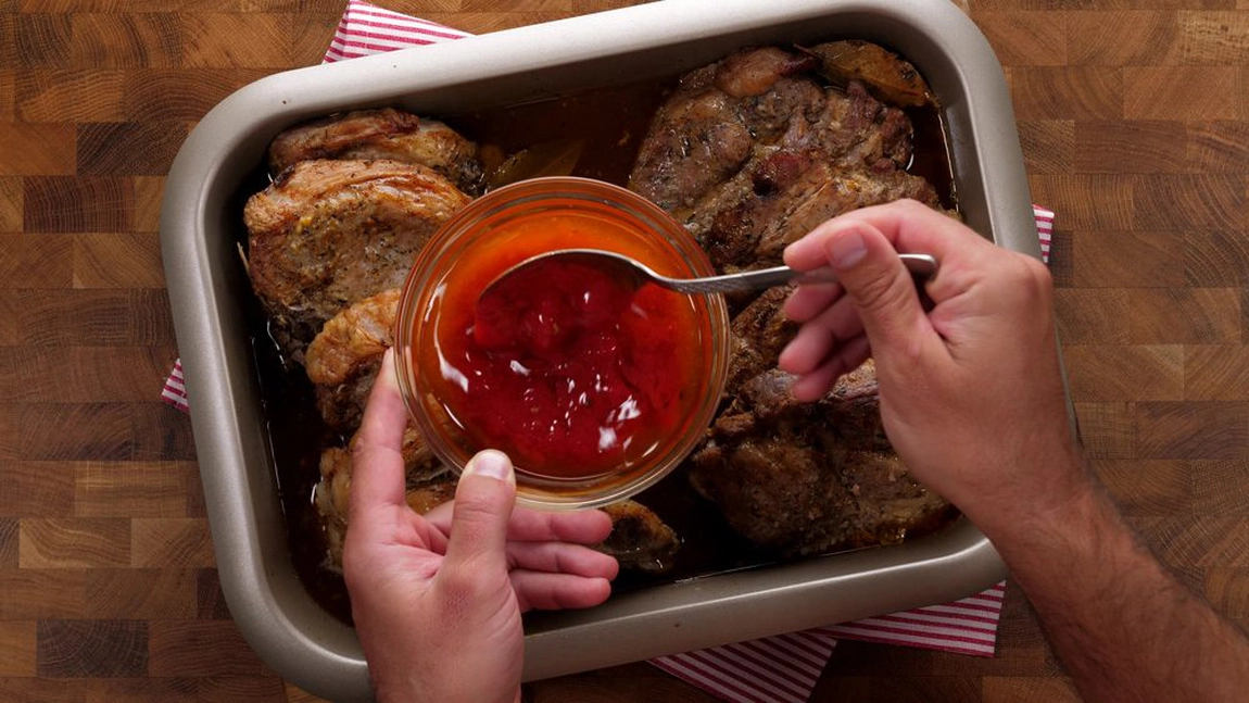 Friptură de porc la tavă. Sfaturile marilor bucătari pentru un preparat fraged și gustos
