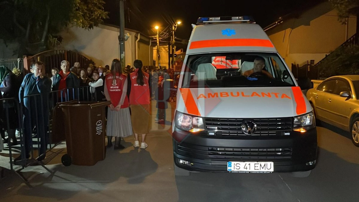 Incident la pelerinaj. Unei femei i s-a făcut rău. Stătea la rând de la orele 16. A preluat-o Ambulanța - FOTO