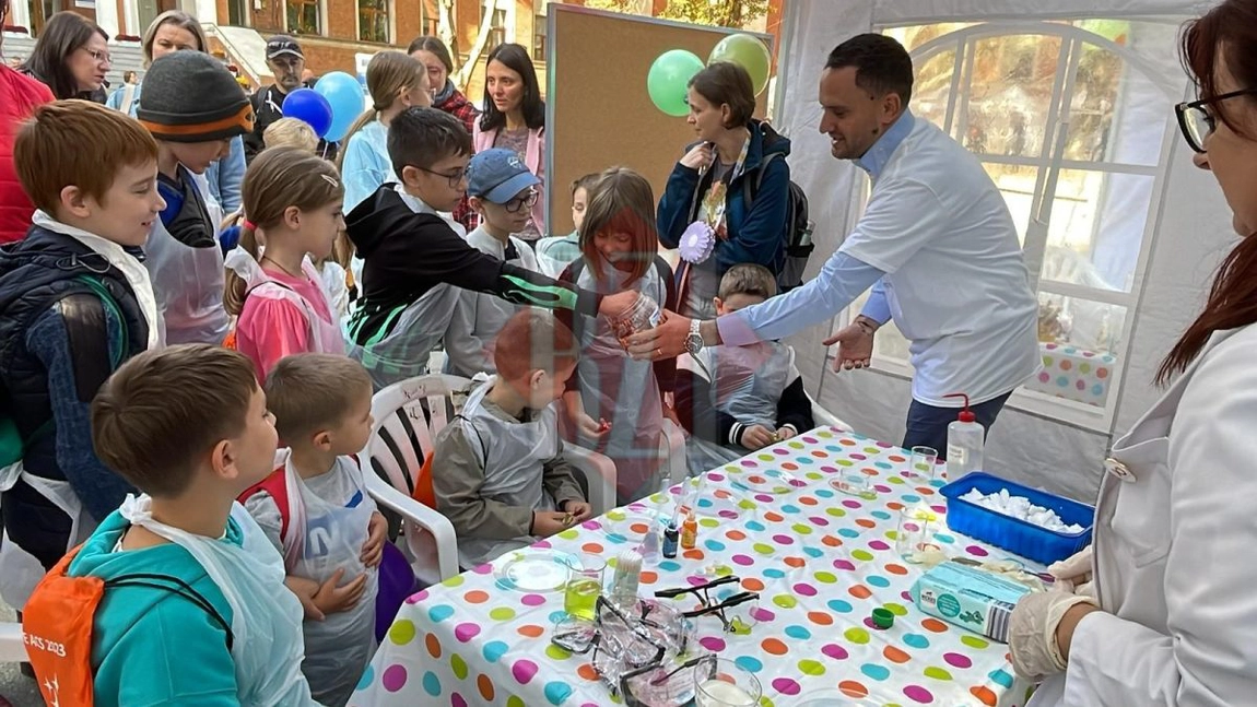 Eveniment inedit USV Iași și Laboratorul de Chimie: Copiii își lasă imaginația să preia controlul - GALERIE FOTO, VIDEO, UPDATE