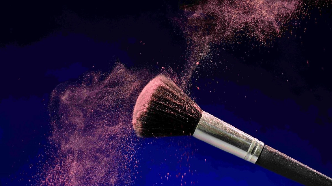 Avantajele aplicării fondului de ten cu pensulă și cum să o folosiți