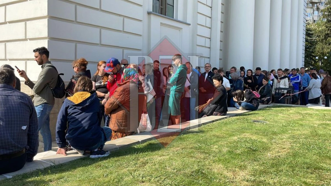 Au sosit primii pelerini la Iaşi! Credincioşii stau ore la coadă pentru a ajunge la moaștele Sf. Cuvioase Parascheva - FOTO, VIDEO
