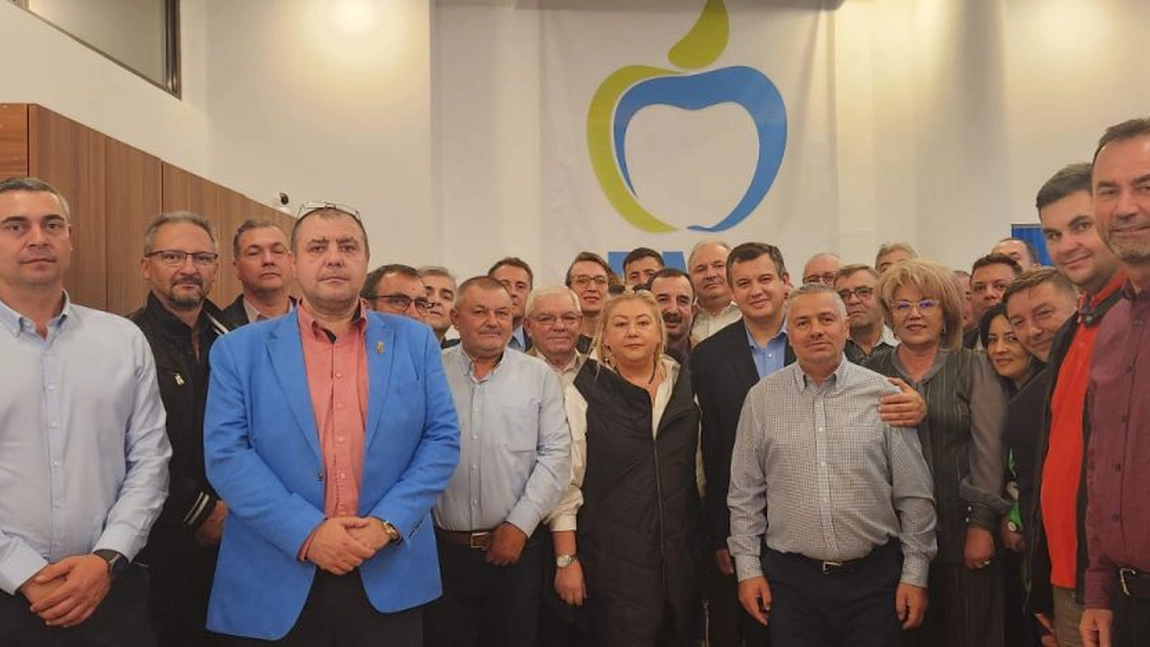 Printre ieşeni, printre pelerini, au fost şi liderii PMP la slujba Sfintei Cuvioase Parascheva