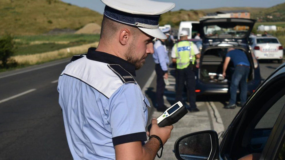 Bărbat din Vâlcea care avea în mașină zeci de mii de comprimate de droguri, urmărit de polițiști în trafic