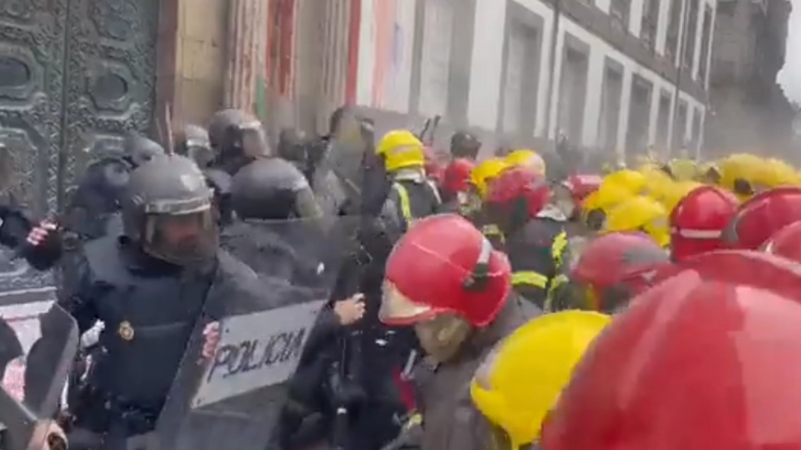 Protest violent în Spania. Circa 200 de pompieri au ieșit în stradă și s-au bătut cu polițiștii - VIDEO