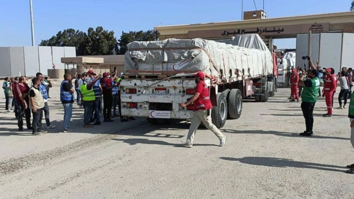 Israelul a bombardat fix în zona unde mergeau ajutoarele intrate în Gaza. Doar 20 de camioane au reușit să treacă