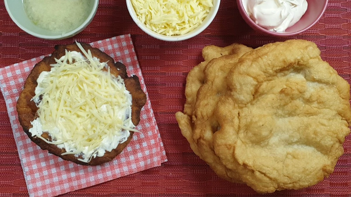 Rețetă de langoși simpli. Un deliciu tradițional perfect pentru mesele în familie