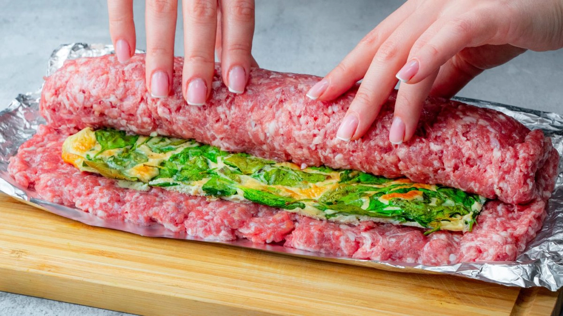 Cea mai ușoară rețetă pentru a pregăti ruladă de carne tocată la cuptor. Un preparat rapid pentru o cină copioasă în familie