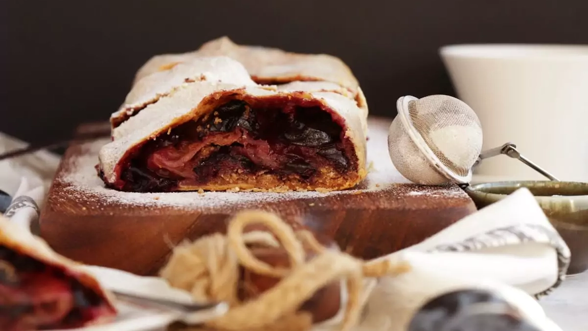 Ștrudel cu prune și streusel cu scorțișoară. O încântare a simțurilor, ideal de preparat toamna!